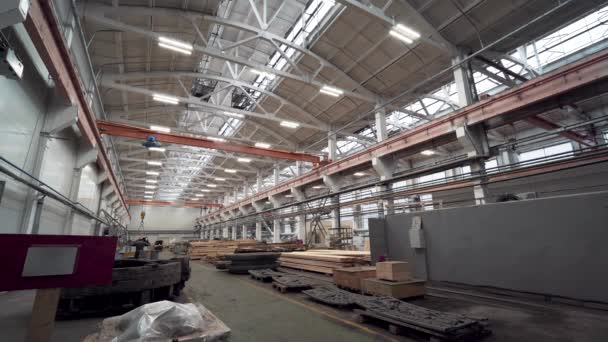 Binnen grote industriële werkplaats interieur met stapels hout voor het maken van mallen — Stockvideo