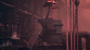 Vinçteki patlayıcı fırınında sıvı demirle dolu konteynır kalıpları dökmek için metal dökümhanesinde hareket ediyor.