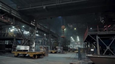 Makine araçları ve hareket halindeki endüstriyel vinç ile büyük metal işleme fabrikası atölyesi