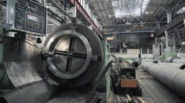 Otomatik torna makinesi fabrika atölyesinde, kısmen değirmen aletleriyle sıkıcı. Metal işleme makinesi tüp metali öğütüyor