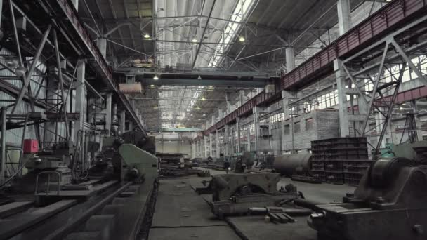 Interiör i stor verkstad i metallbearbetningsanläggning med verktygsmaskiner och rörlig industrikran — Stockvideo