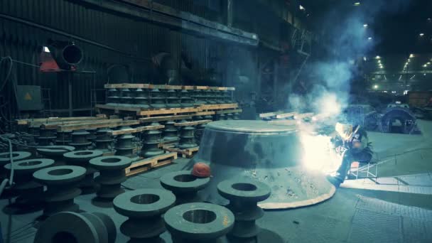 Soldador de metal que trabaja con la máquina de soldadura por arco en el interior de la fábrica de fundición metalúrgica taller. Fabricación de metalurgia — Vídeos de Stock