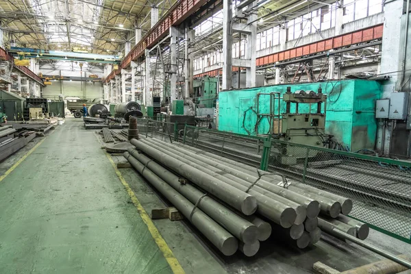 Interior pabrik industri besar dengan mesin, pakaian dan pipa baja untuk pengolahan produksi logam — Stok Foto