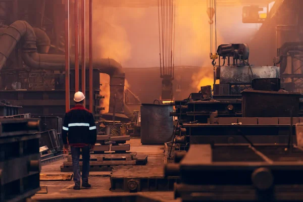 Trabajador dentro de fábrica metalúrgica de acero o taller de fundición interior, concepto de industria pesada — Foto de Stock