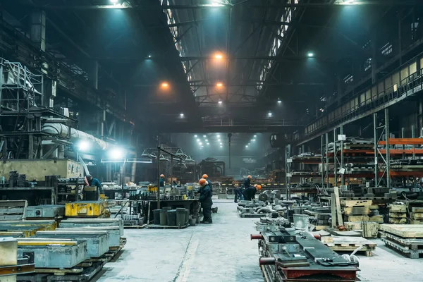 Pabrik baja dengan pekerja dalam proses kerja, interior industri, hanggar besar dengan produksi besi — Stok Foto