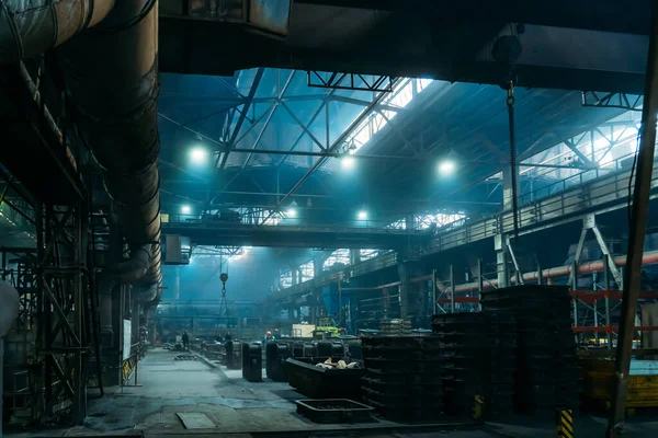 Velká průmyslová dílna nebo sklad s ocelovým zbožím a pracovníky na hutní továrně v modré barvě — Stock fotografie