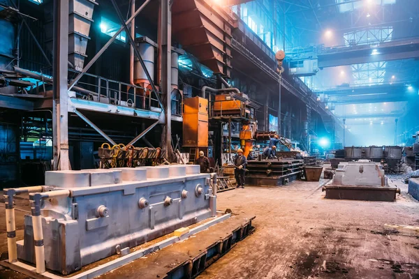 Interior de grande oficina de fundição de aço com produtos de ferro fundido, indústria de metalurgia pesada — Fotografia de Stock