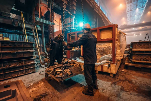 Pekerja industri berat di pabrik baja interior bengkel pengecoran, keselamatan di tempat kerja dan kerja tim di industri logam — Stok Foto
