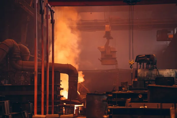 Fábrica metalúrgica de acero o interior del taller de fundición con contenedor de cucharón grande con hierro fundido que se mueve en la grúa de viga del alto horno al molde, concepto de industria pesada —  Fotos de Stock