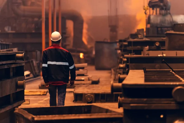 Trabajador dentro de fábrica metalúrgica de acero o taller de fundición interior, concepto de industria pesada — Foto de Stock