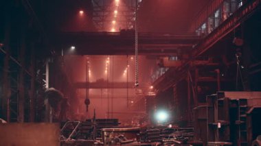 Çelik metalürji fabrikası ya da dökümhane atölyesi kırmızı renkli endüstriyel iç mekan, ağır sanayi konsepti