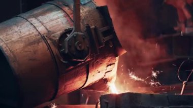 Erimiş metal veya demiri kepçeyle kalıba dökme işlemi. Çelik fabrikası, ağır sanayi.