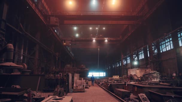 Fabricación de taller de planta metalúrgica edificio de fabricación interior, industria pesada, siderurgia — Vídeo de stock