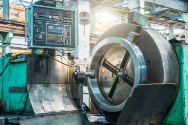 Otomatik torna makinesi fabrika atölyesinde, kısmen değirmen aletleriyle sıkıcı. Metal işleme makinesi tüp metali öğütüyor