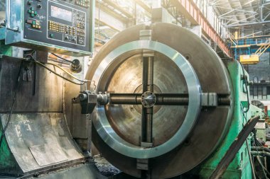 Otomatik torna makinesi fabrika atölyesinde, kısmen değirmen aletleriyle sıkıcı. Metal işleme makinesi tüp metali öğütüyor