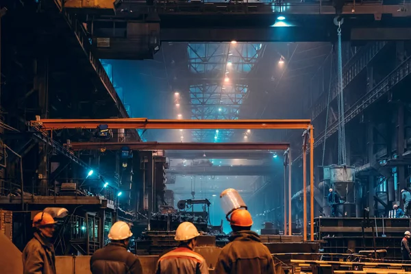 Fabricación de taller de planta metalúrgica edificio de fabricación interior, industria pesada, siderurgia — Foto de Stock