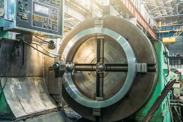 Torno de máquina automatizada en taller de fábrica, aburrido de parte con herramienta de fresado. La máquina de trabajo del metal muele el producto metálico del tubo — Foto de Stock