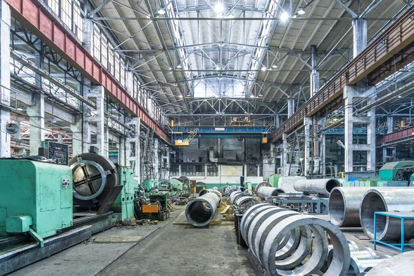 Tubulação fábrica linha de produção do armazém interior, metalurgia indústria pesada — Fotografia de Stock