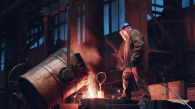 Erimiş metal veya demiri kepçeyle kalıba dökme işlemi. Çelik fabrikası, ağır sanayi.