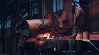 Erimiş metal veya demiri kepçeyle kalıba dökme işlemi. Çelik fabrikası, ağır sanayi.