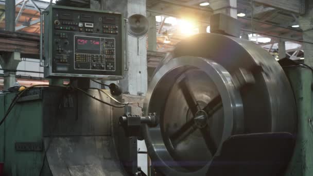 공장 공장 공장의 자동 기계와 밀링 도구의 일부가 지겨워졌습니다. 금속 제품을 가공하는 금속 기계 — 비디오