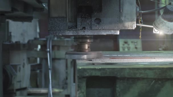 Промышленный автоматический шлифовальный станок на заводе по металлообработке, крутится шлифовальное колесо, летит стальная пыль — стоковое видео
