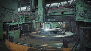 Metalurji fabrikasında metal ürünleri işlemek için büyük yatay dönen dönme ve değirmen makinesi