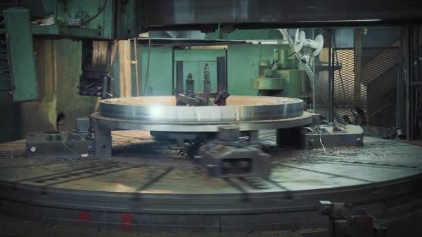 Large horizontal rotating turning and milling machine for processing metal products at metallurgical plant — Stock Video