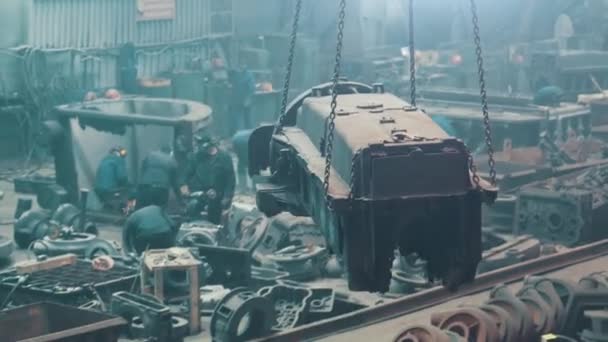 重金属産業の工場での桁またはビームクレーン上のワークショップでの大規模な鉄鋳物製品の移動 — ストック動画