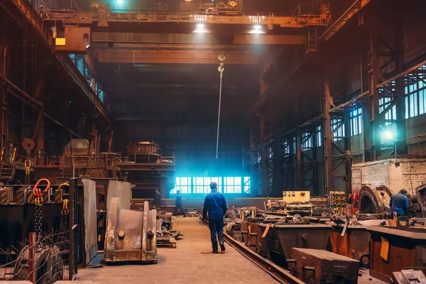 공장 내부. 중금속 산업. 파운드리 워크 샵. 강철밀 산업 공장. 금속 제조. 금속 세공 장비가 있는 내부에 있는 거대 한 공업 건물 — 스톡 사진