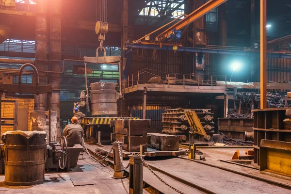 Recipiente de cucharón grande para fundición de hierro en fábrica metalúrgica en el interior, industria pesada — Foto de Stock