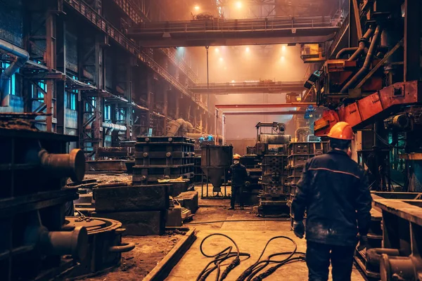 Fundición de fábrica metalúrgica interior industrial en el interior, industria pesada, fabricación de metal de gran taller, fundición de hierro en moldes — Foto de Stock