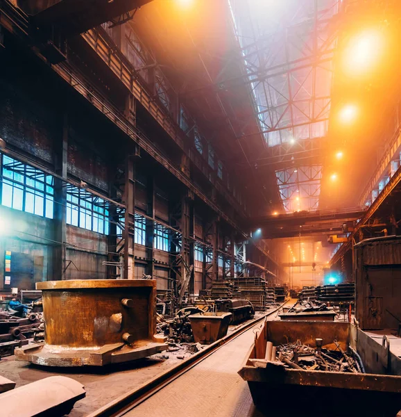 공장 내부. 중금속 산업. 파운드리 워크 샵. 강철밀 산업 공장. 금속 제조. 금속 세공 장비가 있는 내부에 있는 거대 한 공업 건물 — 스톡 사진