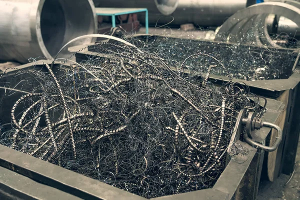 Metallspäne oder Metallschrott zum Recycling im Container in der Fabrik — Stockfoto
