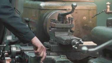 Metalürjik üretimde torna ya da kesim makinesi, yakın çekim. Metal üretim işlemi