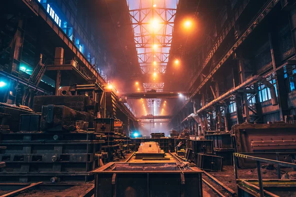 Zakłady metalurgiczne. Produkcja stali przemysłowej. Wnętrze hutniczego warsztatu wewnątrz. Fabryka walcowni. Przemysł ciężki odlewnia — Zdjęcie stockowe