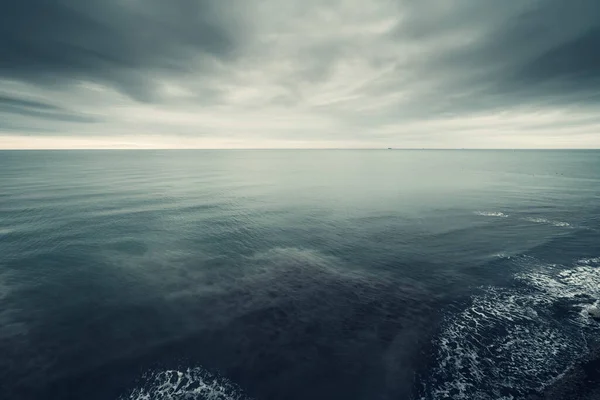 Dramatic seascape, dark blue clouds and sea or ocean water surface, time before storm — Stock Photo, Image