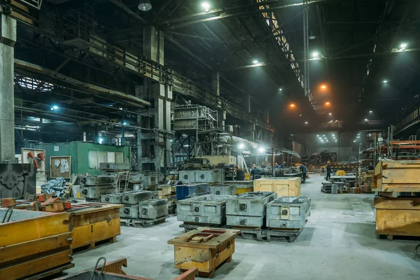 Stahlwerk mit Arbeitern im Arbeitsprozess, industrielles Interieur, großer Hangar mit Eisenproduktion — Stockfoto