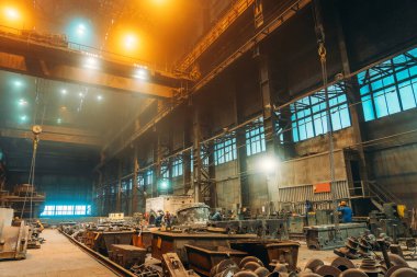 Fabrikanın içi. Ağır metalurji endüstrisi. Dökümhane atölyesi. Steel Mill endüstriyel fabrikası. Metal üretimi. İçinde metal işçiliği olan büyük bir sanayi binası.