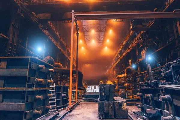 Важка промисловість, промисловий металургійний завод цех інтер'єр, виробництво сталі — стокове фото