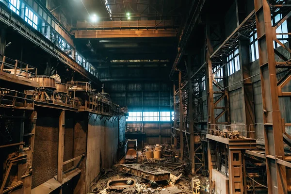 Stort industriellt lager eller hangar av gjuteri med masugn, metallavfall — Stockfoto
