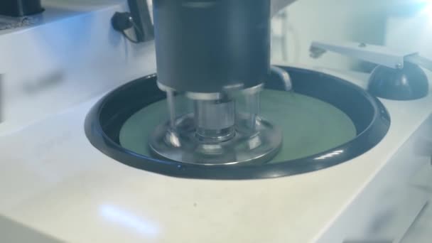 Centrífuga rotativa em laboratório, análise de equipamentos de tecnologia automatizada na produção de fábrica ou na indústria de medicina — Vídeo de Stock