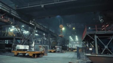 Büyük endüstriyel karanlık atölyesi hareket eden vinç ve metalürjik fabrika kancası, endüstri arka planı