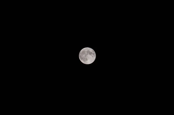 Super lua no céu escuro. Lua cheia à noite no centro da foto — Fotografia de Stock