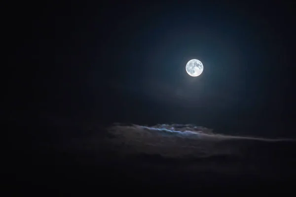 Super luna en el cielo nublado. Luna llena por la noche. — Foto de Stock