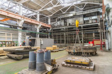 İçerideki tipik fabrika atölyesi, üretim ahşap kalıplar ve çelik makine ekipmanları, endüstriyel iç mimari