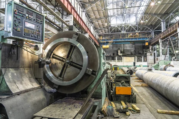 Linha de produção de fábrica de tubos com máquina de torno, interior do armazém, indústria pesada de metalurgia — Fotografia de Stock