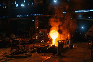 Metal döküm. Erimiş Metal. Sıvı Demir. Heavy Industry 'de. Sanayi Arkaplanı