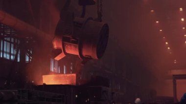 Küfü erimiş metalle doldurduktan sonra dökümhane metalurji fabrikasında kepçe. Çelik fabrikası, demir eritme.
