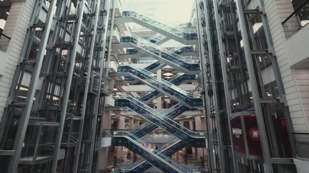 Voronezh, Rusya - Haziran 2021: İçinde yürüyen merdiven ve asansörler bulunan büyük bir alışveriş merkezi veya ticaret merkezi — Stok video